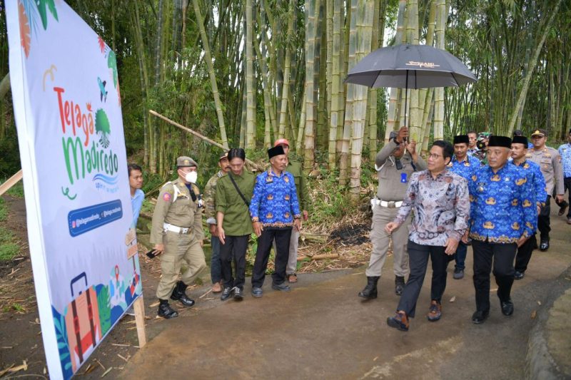 Menteri Desa, Pembangunan Daerah Tertinggal dan Transmigrasi Abdul Halim Iskandar didampingi Bupati malang Sanusi Meresmikan Desa Wisata Telaga Madiredo di Desa Madiredo, Kecamatan Pujon, Kabupaten Malang, Jawa Timur. Senin (17/10/2022)
