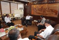 Menteri Desa, Pembangunan Daerah Tertinggal, dan Transmigrasi, Abdul Halim Iskandar didampinggi oleh Plt dirjen PPKTRans, Ir. Rajumber Prihatin, M.Si dan Direktur pengembangan satuan permukiman dan pusat satuan kawasan pengembangan : Dr. H. Rosyid, M.Si, M.P menerima kunjungan Bupati Belu Agustinus Taolin di Ruang Kerja Menteri Desa, PDTT. (Rabu, 26 Oktober 2022) Foto: Nugrah S/Humas Kemendes