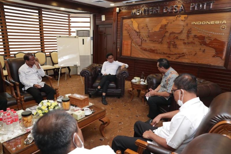 Menteri Desa, Pembangunan Daerah Tertinggal, dan Transmigrasi, Abdul Halim Iskandar didampinggi oleh Plt dirjen PPKTRans, Ir. Rajumber Prihatin, M.Si dan Direktur pengembangan satuan permukiman dan pusat satuan kawasan pengembangan : Dr. H. Rosyid, M.Si, M.P menerima kunjungan Bupati Belu Agustinus Taolin di Ruang Kerja Menteri Desa, PDTT. (Rabu, 26 Oktober 2022) Foto: Nugrah S/Humas Kemendes