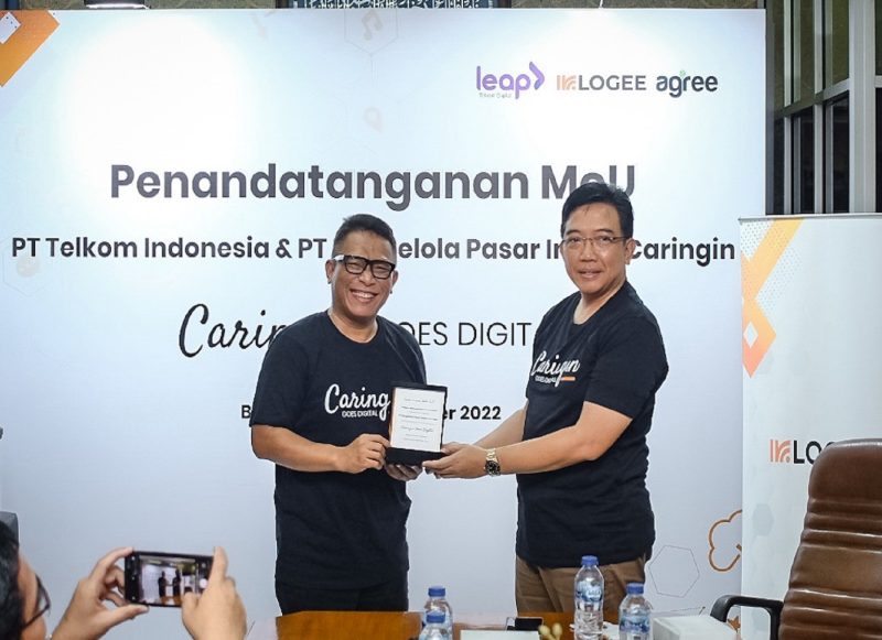 Foto: Penandatanganan MoU kerja sama antara Leap dengan PT Pengelola Pasar Induk Caringin oleh EVP Digital Business and Technology Telkom Saiful Hidajat (kiri) dan Pemilik Pasar Induk Caringin Agung Suryamal (kanan).