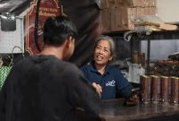 Keterangan foto: Pemilik UMKM Kopi Luwak Meluwes Melakukan Transaksi Secara Digital dengan Pelanggan. / foto istimewa