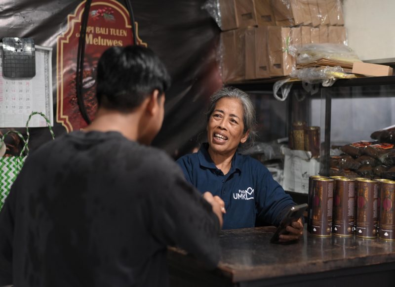 Keterangan foto: Pemilik UMKM Kopi Luwak Meluwes Melakukan Transaksi Secara Digital dengan Pelanggan. / foto istimewa