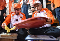 Ketua Majelis Syura PKS Dr. Salim Segaf AlJufri bersama Presiden PKS Ahmad Syaikhu di dapur umum posko DPD PKS Cianjur / foto dok. PKS