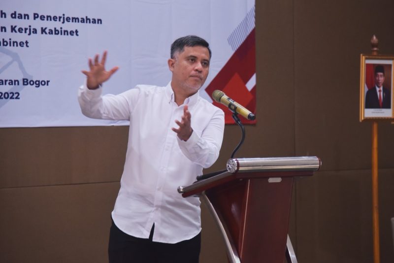 Deputi DKK Thanon Aria Dewangga saat membuka DKT “Membangun Komunikasi Efektif Melalui Peningkatan Kualitas Penyusunan dan Diseminasi Buku Tematik Pidato Presiden”, Jumat (04/11/2022)., di Bogor, Jawa Barat. (Foto: Humas Setkab/Agung)