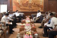 Menteri Desa, Pembangunan Daerah Tertinggal, dan Transmigrasi, Abdul Halim Iskandar didampingi Sekjen Kemendes PDTT Taufik Madjid menerima Audensi Bupati Marauke Romanus Mbaraka dikantor Kemendes PDTT.Jakarta, Senin (14/11/2022)

Foto : Mugi / Kemendes PDTT