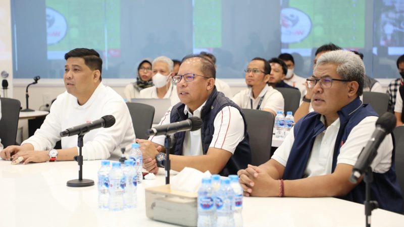 PGS Direktur Utama Telkom Heri Supriadi (tengah) bersama Direktur Network & IT Solution Herlan Wijanarko (kanan) dan Direktur Human Capital Management Afriwandi (kiri) meninjau kesiapan infrastruktur dan layanan ke Posko Siaga NARU TelkomGroup di Telkom Integrated Operation Center, Gedung Graha Merah Putih, Jakarta, Kamis (29/12).