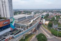 Jembatan layang (atap putih) yang sedang dibangun akan menghubungkan Poin Square dan Stasiun Lebak Bulus Grab. Akses ini diharapkan dapat memudahkan pejalan kaki dalam mobilitas transit mereka. Foto oleh PT MRT Jakarta (Perseroda)