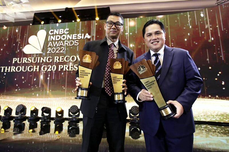  Direktur Utama PT PLN (Persero), Darmawan Prasodjo dinobatkan sebagai CEO of The Year / foto ist