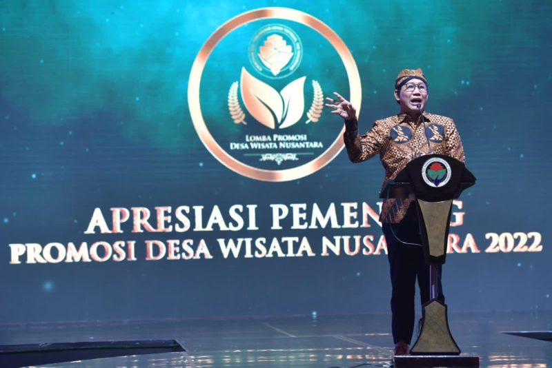 Menko Pembangunan Manusia dan Kebudayaan Muhadjir Effendy bersama Menteri Desa, PDT, dan Transmigrasi Abdul Halim Iskandar, Menteri Pariwisata dan Ekonomi Kreatif Sandiaga Uno memberikan penghargaan kepada pemenang Promosi Desa Wisata Nusantara 2022 di Jakarta, Rabu (14/12/2022). 

Foto: Wening/Kemendes PDTT