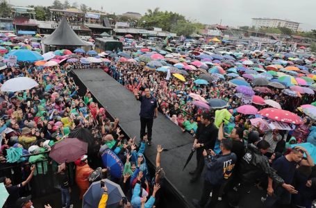 Derasnya Guyuran Hujan, Anies Sapa Masyarakat Tanah Minang
