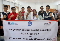 Penyerahan bantuan secara simbolis oleh EVP Telkom Jawa Barat Syaifudin (paling kanan depan) kepada Camat Cugenang Komariah (kedua dari kanan depan) dan tenaga pengajar SDN Cibulakan pada Rabu (25/1). 