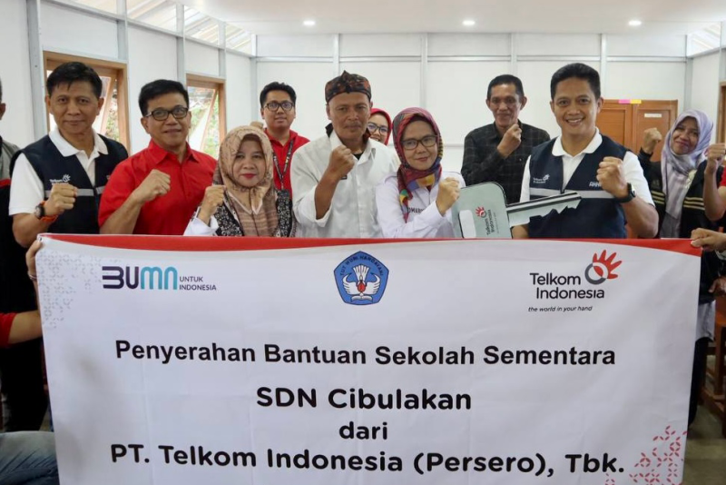 Penyerahan bantuan secara simbolis oleh EVP Telkom Jawa Barat Syaifudin (paling kanan depan) kepada Camat Cugenang Komariah (kedua dari kanan depan) dan tenaga pengajar SDN Cibulakan pada Rabu (25/1). 