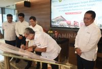Direktur Logistik & Infrastruktur Pertamina Erry Widiastono bersama dengan Direktur Utama PGN M Haryo Yunianto, Direktur Utama Pertamina Patra Niaga Alfian Nasution melakukan “Penandatanganan Penetapan Target Roadmap Implementasi DDF pada Mobil Tangki di Lingkungan Pertamina Group” yang diselenggarakan di Gedung Grha Pertamina, Jakarta pada Senin (30/1/2023).