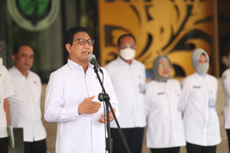 JAKARTA_Menteri Desa PDT dan Transmigrasi Abdul Halim Iskandar menjadi pembina Apel gabungan Awal tahun di Lingkungan Kemendes PDTT, pada Senin 02/01/23
Foto : Angga/KemendesPDTT