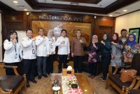 Jakarta - Abdul Halim Iskandar Menteri Desa, Pembangunan Daerah Tertinggal, dan Transmigrasi didampingi Dirjen PEID Harlina Sulistyorini , Kepala BPI Ivanovic Agusta , PLT Dirjen PPKTrans Rajumber menerima Audensi Abdul Halim Muslih Bupati Bantul Terkait Pemanfaatan dan Mekanisme Data. Senin, 9 Januari 2023
Foto : Didi/ Humas Kemendesa