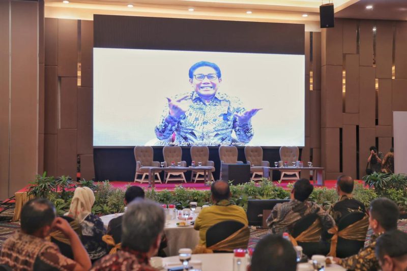 KUPANG - Menteri Desa PDT dan Transmigrasi Abdul Halim Iskandar secara virtual membuka acara  International Conference Sustainable Rural Development in Border Areas, pada Jum'at 13/01/23.
Foto : Angga/KemendesPDTT