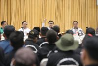 JAKARTA - Abdul Halim Iskandar Menteri Desa, PDT, dan Transmigrasi  didampingi Sekjen Kemendes PDTT Taufik Madjid, Dirjen Pembangunan Desa dan Perdesaan Sugito, Kepala Pusat Data dan Informasi Ivanovich Agusta, Staf Khusus Mendes PDTT Abdul Malik Haramain berdialog dengan para kepala desa  Se-Kabupaten Jombang, Jawa Timur di Kantor Kemendes PDTT, Senin (16 Januari  2023). 
Foto dok. Kemendes PDTT