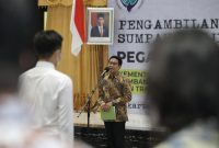 Jakarta  Menteri Desa Pembangunan Daerah Tertinggal dan Transmigrasi (Mendes PDTT), Abdul Halim Iskandar mengambil sumpah calon pegawai negeri sipil (CPNS) menjadi pegawai negeri sipil (PNS) Kemendes PDTT di balai Makarti Muktitama kantor Kemendes PDTT, pada Selasa (31/1/2022). 
Foto : Nugrah Setiadi Humas Kemendesa