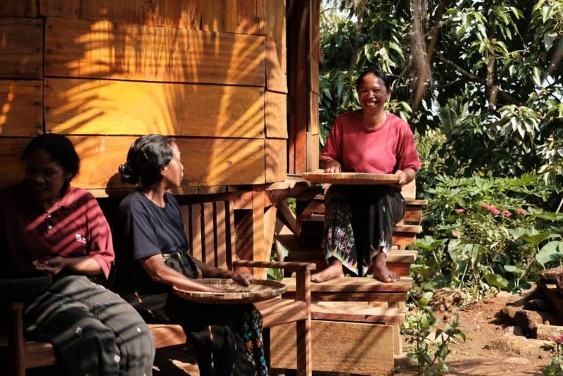 Aktivitas warga lokal Desa Wisata Liang Ndara, Manggarai Barat. / foto ist