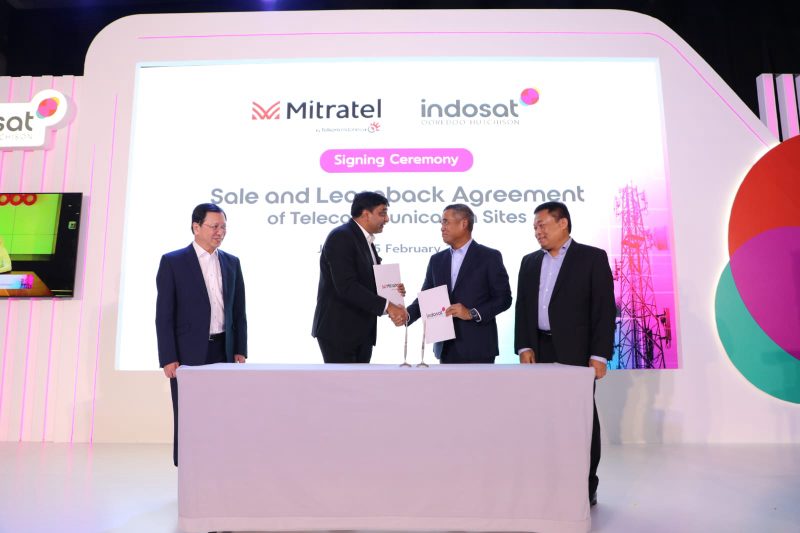 Peresmian perjanjian penjualan bersyarat antara Mitratel dengan IOH melalui penandatanganan CSPA oleh Direktur Utama Mitratel Theodorus Ardi Hartoko (kedua dari kanan) dan CEO IOH Vikram Sinha (kedua dari kiri) yang disaksikan langsung oleh CEO TelkomGroup Ririek Adriansyah (paling kanan) di Jakarta pada Sabtu (18/2).