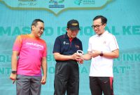 Peluncuran platform Istiqlalverse oleh Direktur Digital Business Telkom Fajrin Rasyid (paling kanan) didampingi oleh Deputy EVP DBT Telkom Ery Punta (paling kiri) secara langsung bersama Imam Besar Masjid Istiqlal Prof. Dr. KH. Nasaruddin Umar, M.A, (tengah) pada rangkaian acara perayaan ulang tahun Masjid Istiqlal ke-45, Rabu (22/2).