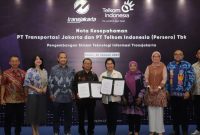 Direktur Enterprise and Business Service Telkom FM Venusiana R. (kelima dari kanan), Direktur Utama Transjakarta M. Kuncoro Wibowo (kelima dari kiri) berfoto bersama usai proses penandatanganan nota kesepahaman Pengembangan Sistem Teknologi Informasi Transjakarta.

 