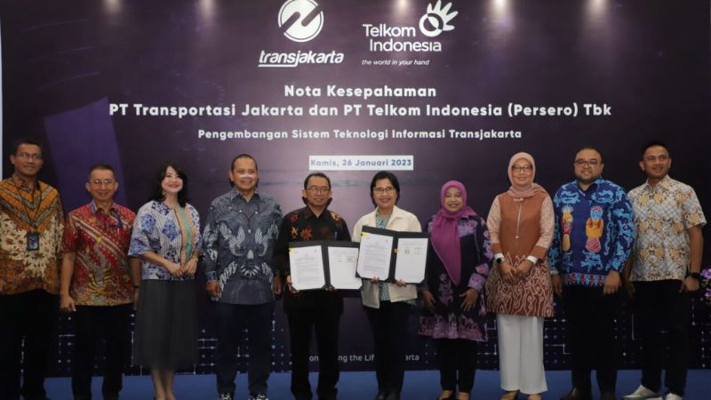 Direktur Enterprise and Business Service Telkom FM Venusiana R. (kelima dari kanan), Direktur Utama Transjakarta M. Kuncoro Wibowo (kelima dari kiri) berfoto bersama usai proses penandatanganan nota kesepahaman Pengembangan Sistem Teknologi Informasi Transjakarta.

 