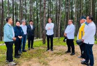 Presiden Jokowi tampak menikmati suasana alam setelah hujan di lokasi tempatnya bermalam, di IKN, Kabupaten Penajam Paser Utara, Kalimantan Timur, pada Jumat (24/02/2023)./ foto ist