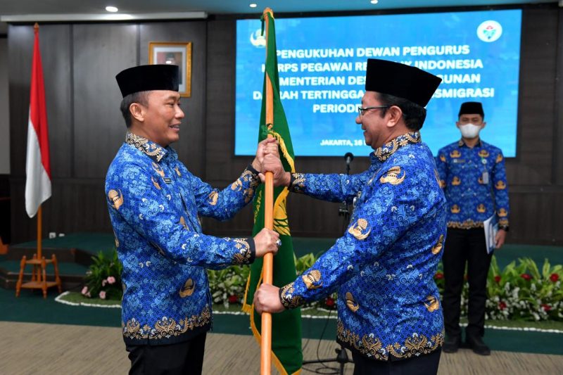 Ketua Umum Dewan Pengurus KORPRI Nasional Zudan Arif Fakrulloh mengukuhkan Dewan Pengurus KORPRI Kementerian Desa, PDT, dan Transmigrasi di Jakarta, Kamis (16/2/2023). 
Foto: Wening/Kemendes PDTT