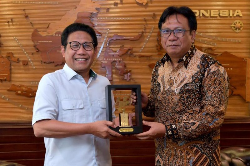 Menteri Desa, PDT, dan Transmigrasi Abdul Halim Iskandar menerima Kepala Badan Pusat Statistik (BPS) Margo Yuwono bersama jajarannya di Kantor Kemendes PDTT, Jakarta, Senin (20/2/2023). Pertemuan ini membahas kerja sama antara Kemendes PDTT dengan BPS tentang implementasi pemanfaatan dana desa untuk mendukung pemutakhiran data SDGs Desa dan Registrasi Sosial Ekonomi (Regosek) ke depan ditingkat desa, keterlibatan aparat desa dalam kegiatan Forum Konsultasi Publik Regosek, sistem pensasaran nasional untuk peningkatan kesejahteraan masyarakat, serta penguatan tata kelola data di tingkat desa. 

Foto: dok Kemendes PDTT