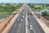 Pengangkatan Balok Girder Bentang Kesatu, Kedua, dan Ketiga Jembatan Tarum Utara Arah Cikampek / foto ist