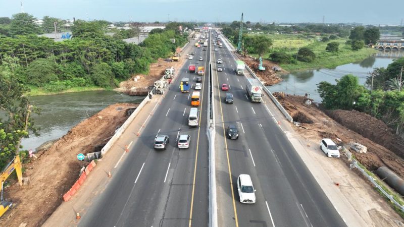 Pengangkatan Balok Girder Bentang Kesatu, Kedua, dan Ketiga Jembatan Tarum Utara Arah Cikampek / foto ist