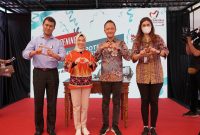  Komisaris Utama TelkoMedika Dwi Sulistiani (kedua dari kiri) berfoto bersama dengan Direktur Utama TelkoMedika Dicky Anfiadi (kedua dari kanan) didampingi oleh Direktur Operation & Marketing TelkoMedika dr. Monica Morratha Sihombing (paling kanan), usai peresmian Klinik dan Apotek TelkoMedika di Jl. Kenari, Yogyakarta (10/3)