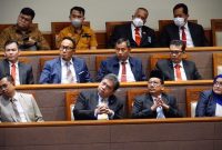 Wamenag Zainut Tauhid dampingi Menko Bidang Perekonomian Airlangga Hartarto, pada rapat Paripurna DPR. / foto ist