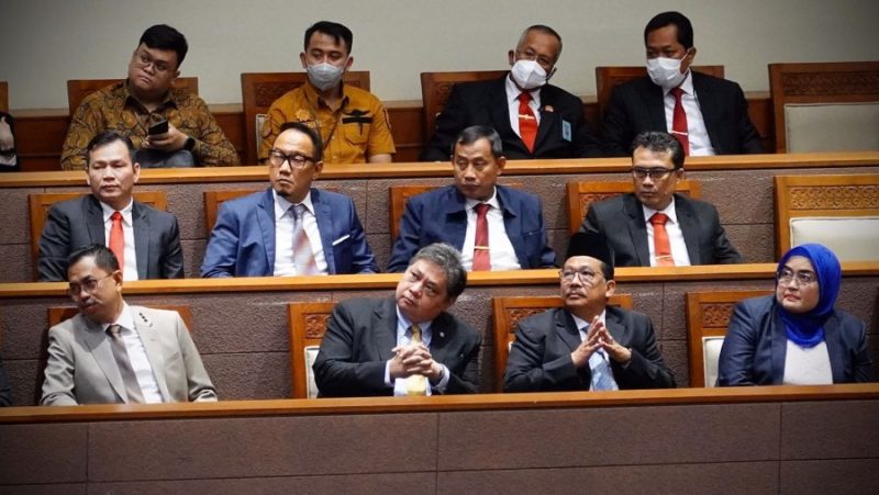 Wamenag Zainut Tauhid dampingi Menko Bidang Perekonomian Airlangga Hartarto, pada rapat Paripurna DPR. / foto ist