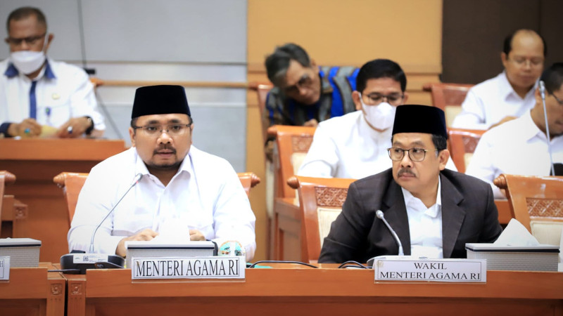 Menteri Agama Yaqut Cholil Qoumas bersama Wamenag Zainut Tauhid Sa'adi menghadiri Raker Komisi VIII DPR