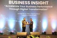 Sekretaris Daerah Provinsi Jawa Timur Adhy Karyono A.KS., M.AP (kiri) dan EVP Telkom Regional V Djatmiko (kanan) pada pembukaan acara Business Insight di Surabaya (21/3).