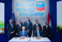 Dari kiri ke kanan, berdiri: Wahyu Budiarto, Chevron Indonesia Country Manager; Clay Neff, President Chevron International Exploration and Production; Jeff Gustavson, President Chevron New Energies; Arifin Tasrif, Menteri Energi dan Sumber Daya Mineral; Dwi Soetjipto, Kepala SKK Migas. Duduk: Chris Powers, VP CCUS for Chevron New Energies; Oki Muraza, SVP Riset dan Teknologi PT. Pertamina (Persero). / foto ist