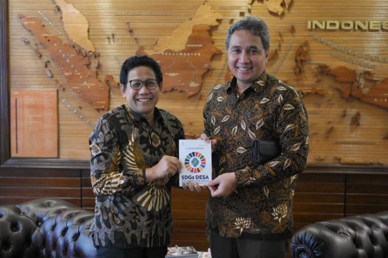 Menteri Desa, Pembangunan Daerah Tertinggal, dan Transmigrasi Abdul Halim Iskandar Audensi dengan Dirjen Kebudayaan Kemendikbid Ristek Hilmar Farid dikantor Kemendes PDTT.
Jakarta, Rabu, (8/3/2023) 
Foto. Kemendes PDTT