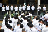 Menteri Desa, Pembangunan Daerah Tertinggal, dan Transmigrasi Abdul Halim Iskandar menyerahkan piagam penghargaan kepada Pegawai dan Unit Kerja dengan kinerja terbaik di lingkungan Kemendes PDTT saat Apel Pagi Gabungan, Jakarta, Selasa (14/3/2023).
Foto: Wening/Kemendes PDTT