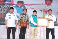 Batulicin - Menteri Desa, Pembangunan Daerah Tertinggal dan Transmigrasi (Mendes PDTT) Abdul Halim Iskandar mendampingi Wakil Ketua DPR Abdul Muhaimin Iskandar memberikan sertifikat lahan transmigrasi kepada Transmigran yang berada di wilayah Kabupaten Tanah Bumbu, Rabu (15/3/2023)