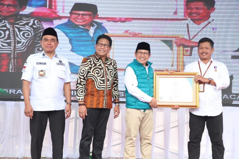 Batulicin - Menteri Desa, Pembangunan Daerah Tertinggal dan Transmigrasi (Mendes PDTT) Abdul Halim Iskandar mendampingi Wakil Ketua DPR Abdul Muhaimin Iskandar memberikan sertifikat lahan transmigrasi kepada Transmigran yang berada di wilayah Kabupaten Tanah Bumbu, Rabu (15/3/2023)