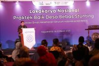 Menteri Desa, PDT dan Transmigrasi Abdul Halim Iskandar menghadiri sekaligus meresmikan kegiatan Lokakarya Nasional yang membahas tentang “Praktek Baik Desa Bebas Stunting” yang diselenggarakan di Grand Rohan Yogyakarta, Kab. Bantul, DIY. Kegiatan tersebut juga dihadiri  Kepala BKKBN Hasto Wardoyo, Ketua Umum ADINKES dr. M. Subuh, Direktur PSB Kemendes PDTT Teguh Hadi, dan Kepala BBPPM Yogyakarta Widarjanto. Kamis (16/03/22). 
Dok. Sigit Purwanto/Humas Kemendes PDTT