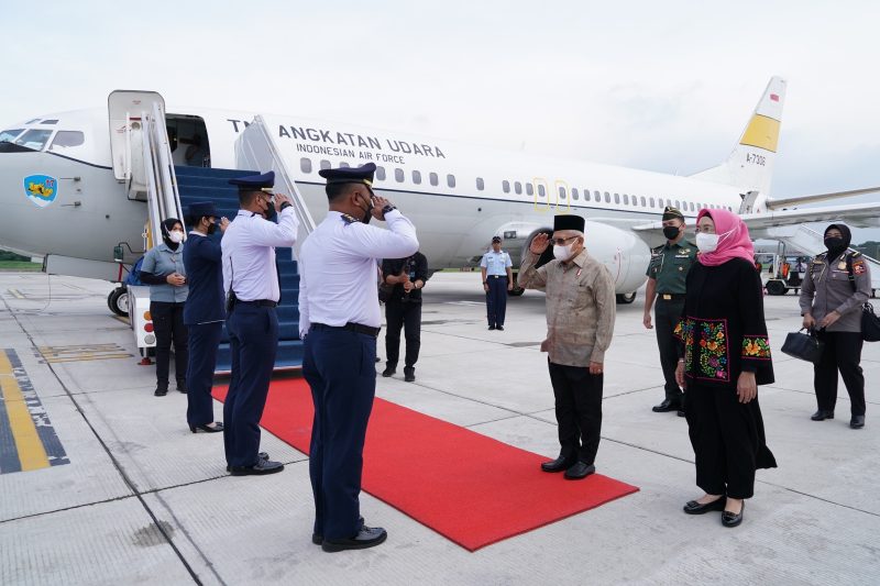 Wakil Presiden (Wapres) K.H. Ma’ruf Amin sore ini, Minggu (19/03/2023), bertolak ke Pekanbaru, Provinsi Riau. Menggunakan Pesawat Kepresidenan Boeing 737-400 TNI AU, Wapres dan rombongan lepas landas dari Pangkalan TNI Angkatan Udara Halim Perdanakusuma menuju Bandara Internasional Sultan Syarif Kasim II pada pukul 16.00 WIB.