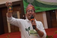 Menteri Desa, PDT, dan Transmigrasi Abdul Halim Iskandar memberikan arahan kepada para Pendamping Desa dalam Rapat Koordinasi Penguatan Pendamping dan Pemberdayaan Masyarakat Desa Provinsi Riau di Pekanbaru, Riau, Minggu (19/3/2023).
Foto: Wening/Kemendes PDTT