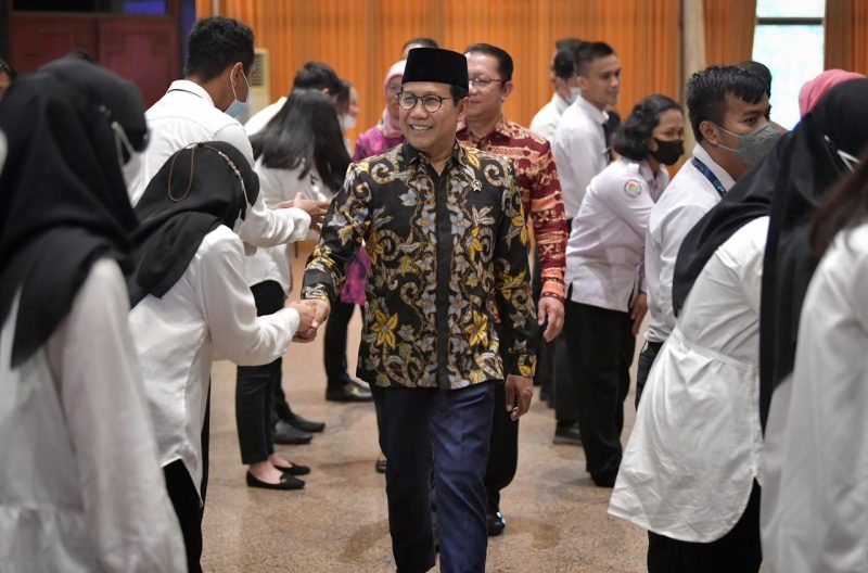 Menteri Desa, Pembangunan Daerah Tertinggal, dan Transmigrasi Abdul Halim Iskandar didampingi Sekjen Kemendes PDTT dan Eselon 1 Kemendes PDTT mengambil Sumpah/Janji Pegawai Negeri Sipil Kemendes PDTT di gedung Makarti Muktitama.
Jakarta,Jumat (24/3/2023)
