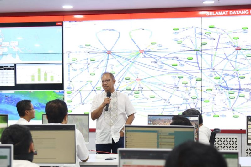 Direktur Keuangan dan Manajemen Risiko Telkom Heri Supriadi meninjau kesiapan infrastruktur layanan jelang hari raya Idul Fitri ke Posko Siaga RAFI TelkomGroup yang berlokasi di Regional Operation Center (ROC) Telkom Regional V Surabaya, pada Rabu (13/4).

