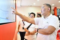 Direktur Wholesale & International Service Telkom Bogi Witjaksono meninjau kesiapan infrastruktur dan layanan TelkomGroup di Integrated Operation Center (IOC), Yogyakarta (12/4).

