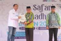 Bupati Tabalong H. Anang Syakhfiani (tengah) secara simbolis mewakili masyarakat menerima paket sembako murah yang diserahkan oleh Kepala Kantor Daerah Telkom Tanjung Tabalong Pamuji Santasa (paling kiri) dalam kegiatan Safari Ramadhan BUMN 2023 pada Kamis, (13/4).