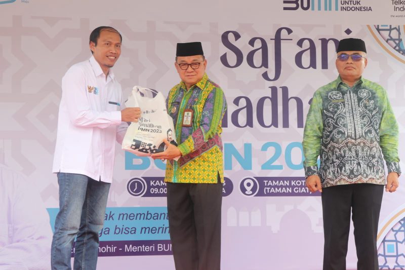 Bupati Tabalong H. Anang Syakhfiani (tengah) secara simbolis mewakili masyarakat menerima paket sembako murah yang diserahkan oleh Kepala Kantor Daerah Telkom Tanjung Tabalong Pamuji Santasa (paling kiri) dalam kegiatan Safari Ramadhan BUMN 2023 pada Kamis, (13/4).